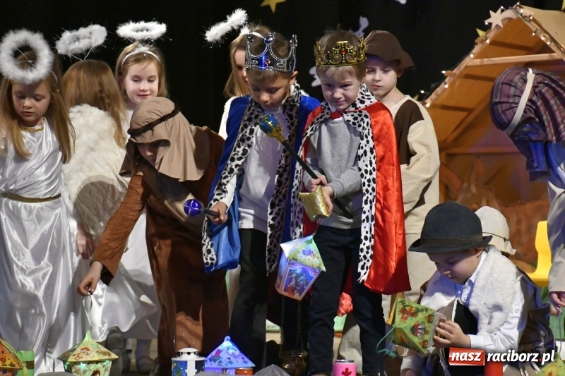 Zdjęcie w galerii na portalu naszraciborz.pl: Jasełka przedszkolaków Stokrotki na scenie Strzechy wiadomości z regionu