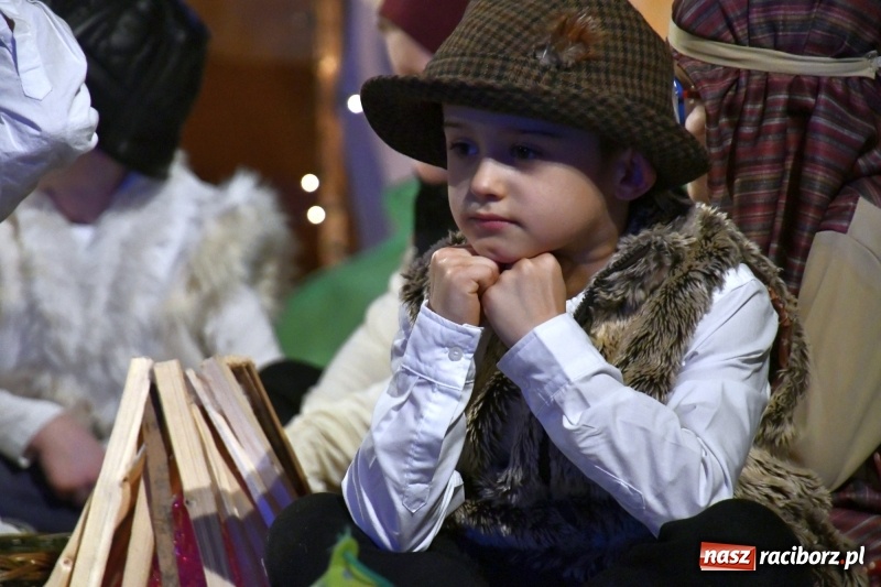 Zdjęcie w galerii na portalu naszraciborz.pl: Jasełka przedszkolaków Stokrotki na scenie Strzechy wiadomości z regionu