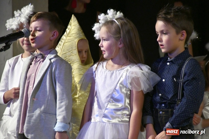 Zdjęcie w galerii na portalu naszraciborz.pl: Jasełka przedszkolaków Stokrotki na scenie Strzechy wiadomości z regionu