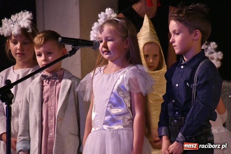Zdjęcie w galerii na portalu naszraciborz.pl: Jasełka przedszkolaków Stokrotki na scenie Strzechy wiadomości z regionu