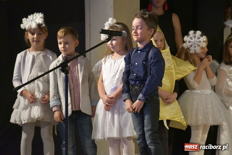 Zdjęcie w galerii na portalu naszraciborz.pl: Jasełka przedszkolaków Stokrotki na scenie Strzechy wiadomości z regionu