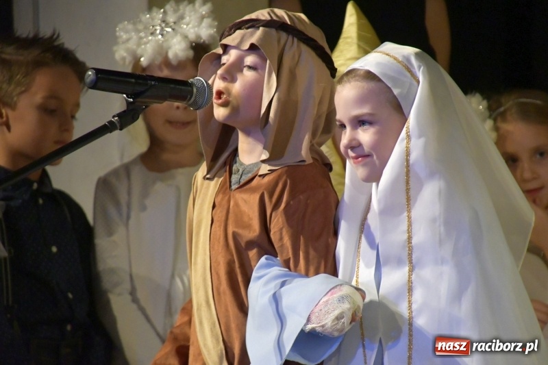 Zdjęcie w galerii na portalu naszraciborz.pl: Jasełka przedszkolaków Stokrotki na scenie Strzechy wiadomości z regionu