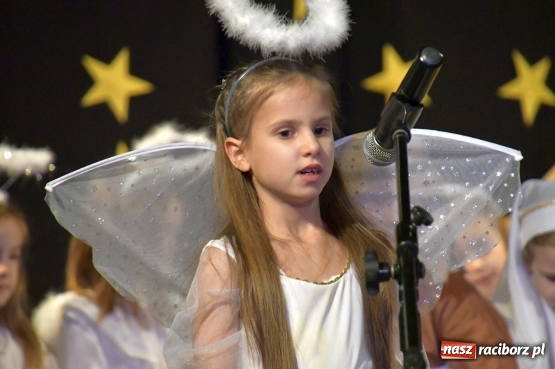 Zdjęcie w galerii na portalu naszraciborz.pl: Jasełka przedszkolaków Stokrotki na scenie Strzechy wiadomości z regionu