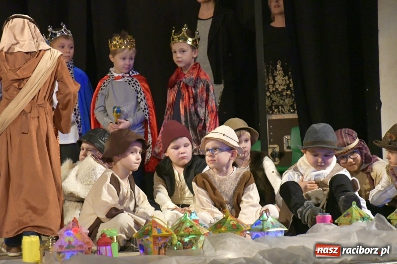 Zdjęcie w galerii na portalu naszraciborz.pl: Jasełka przedszkolaków Stokrotki na scenie Strzechy wiadomości z regionu