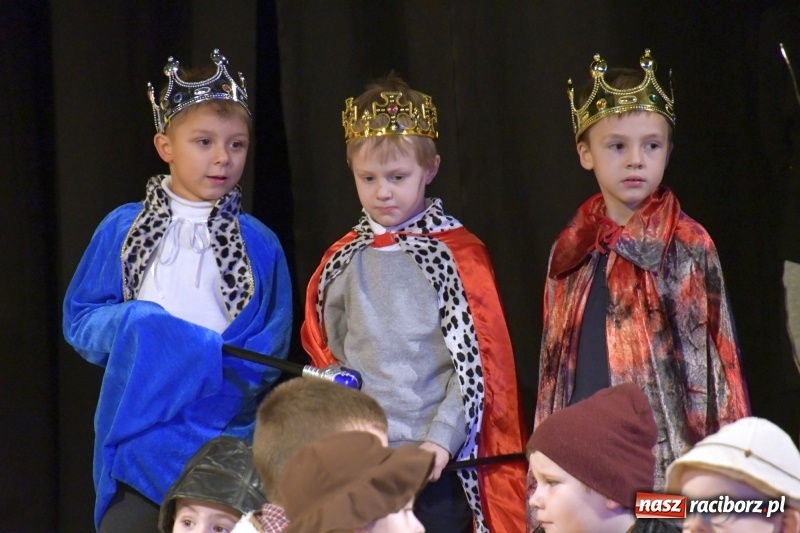 Zdjęcie w galerii na portalu naszraciborz.pl: Jasełka przedszkolaków Stokrotki na scenie Strzechy wiadomości z regionu