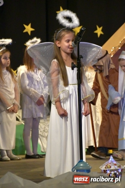 Zdjęcie w galerii na portalu naszraciborz.pl: Jasełka przedszkolaków Stokrotki na scenie Strzechy wiadomości z regionu