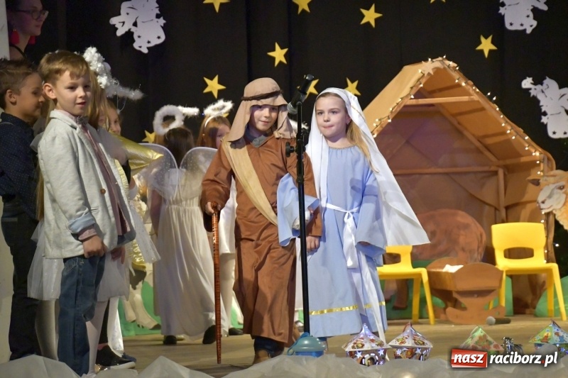Zdjęcie w galerii na portalu naszraciborz.pl: Jasełka przedszkolaków Stokrotki na scenie Strzechy wiadomości z regionu
