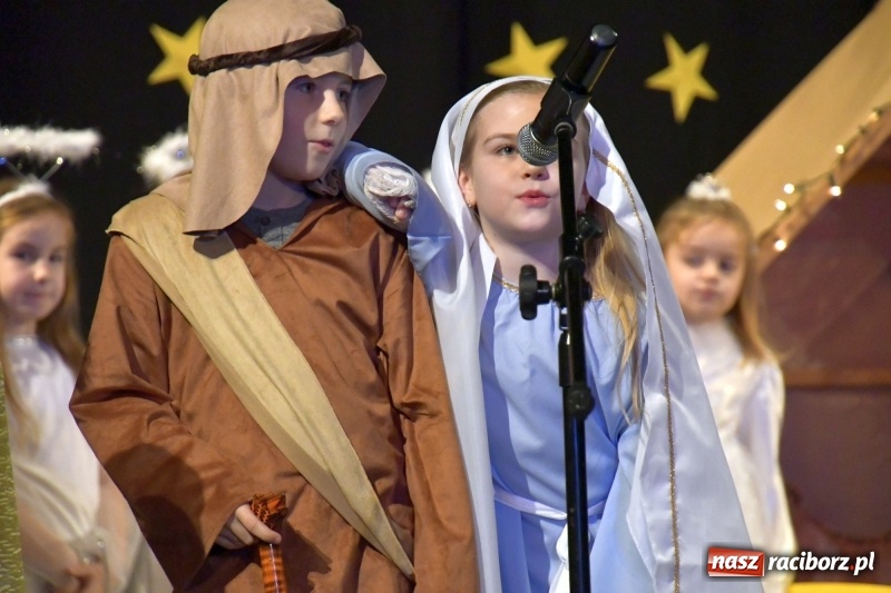 Zdjęcie w galerii na portalu naszraciborz.pl: Jasełka przedszkolaków Stokrotki na scenie Strzechy wiadomości z regionu