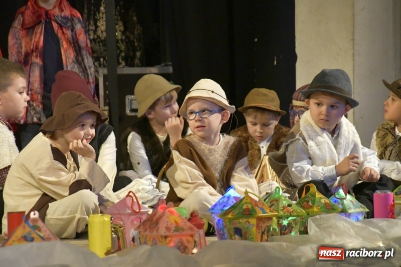 Zdjęcie w galerii na portalu naszraciborz.pl: Jasełka przedszkolaków Stokrotki na scenie Strzechy wiadomości z regionu