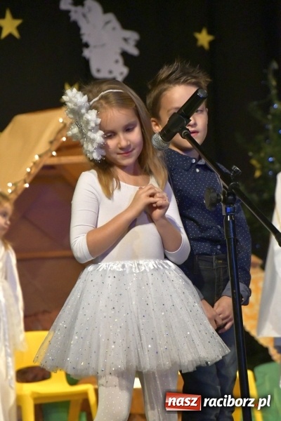 Zdjęcie w galerii na portalu naszraciborz.pl: Jasełka przedszkolaków Stokrotki na scenie Strzechy wiadomości z regionu