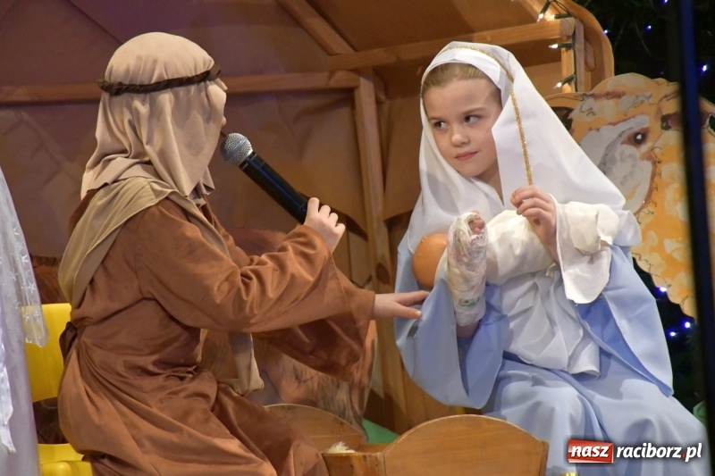 Zdjęcie w galerii na portalu naszraciborz.pl: Jasełka przedszkolaków Stokrotki na scenie Strzechy wiadomości z regionu