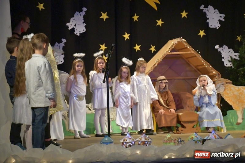 Zdjęcie w galerii na portalu naszraciborz.pl: Jasełka przedszkolaków Stokrotki na scenie Strzechy wiadomości z regionu