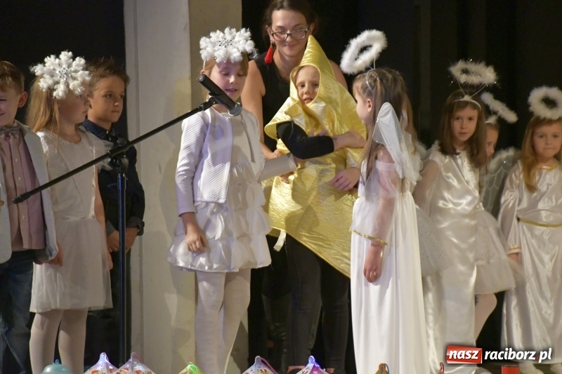 Zdjęcie w galerii na portalu naszraciborz.pl: Jasełka przedszkolaków Stokrotki na scenie Strzechy wiadomości z regionu