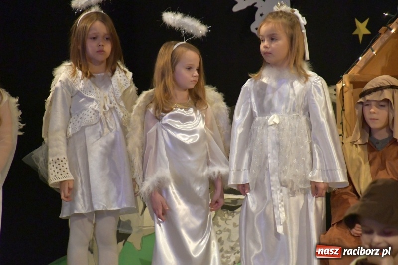 Zdjęcie w galerii na portalu naszraciborz.pl: Jasełka przedszkolaków Stokrotki na scenie Strzechy wiadomości z regionu