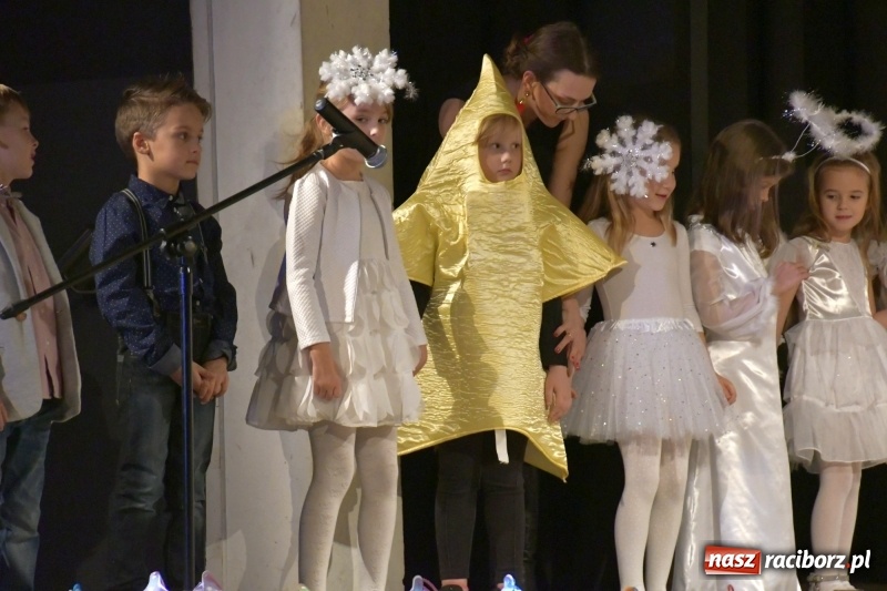 Zdjęcie w galerii na portalu naszraciborz.pl: Jasełka przedszkolaków Stokrotki na scenie Strzechy wiadomości z regionu