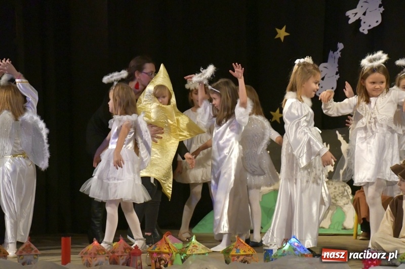 Zdjęcie w galerii na portalu naszraciborz.pl: Jasełka przedszkolaków Stokrotki na scenie Strzechy wiadomości z regionu