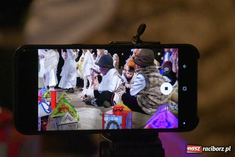 Zdjęcie w galerii na portalu naszraciborz.pl: Jasełka przedszkolaków Stokrotki na scenie Strzechy wiadomości z regionu