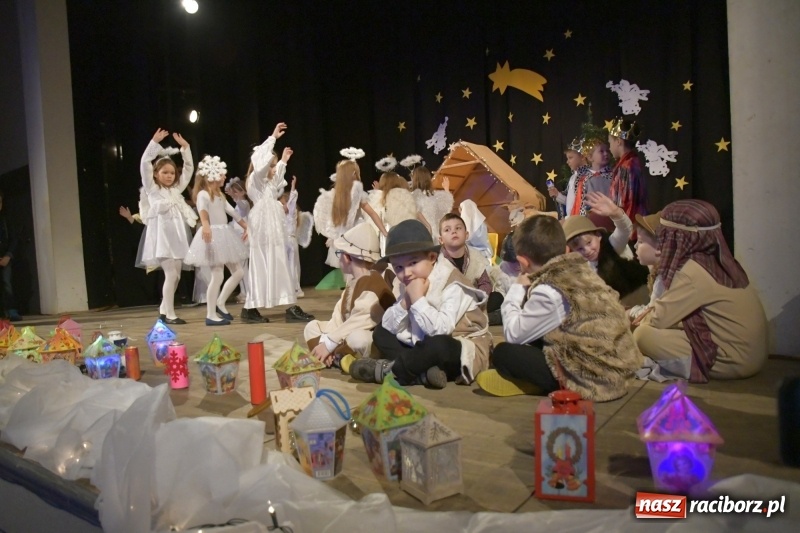 Zdjęcie w galerii na portalu naszraciborz.pl: Jasełka przedszkolaków Stokrotki na scenie Strzechy wiadomości z regionu