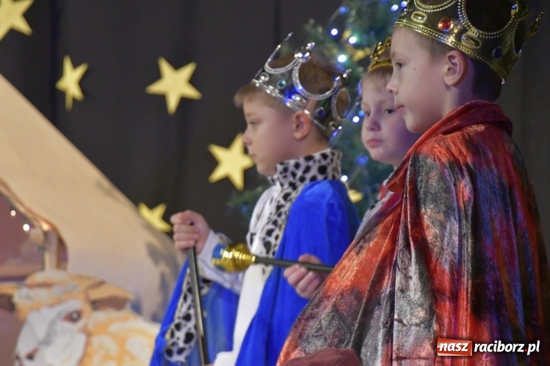 Zdjęcie w galerii na portalu naszraciborz.pl: Jasełka przedszkolaków Stokrotki na scenie Strzechy wiadomości z regionu