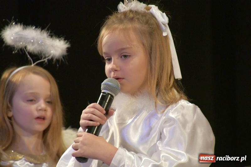Zdjęcie w galerii na portalu naszraciborz.pl: Jasełka przedszkolaków Stokrotki na scenie Strzechy wiadomości z regionu