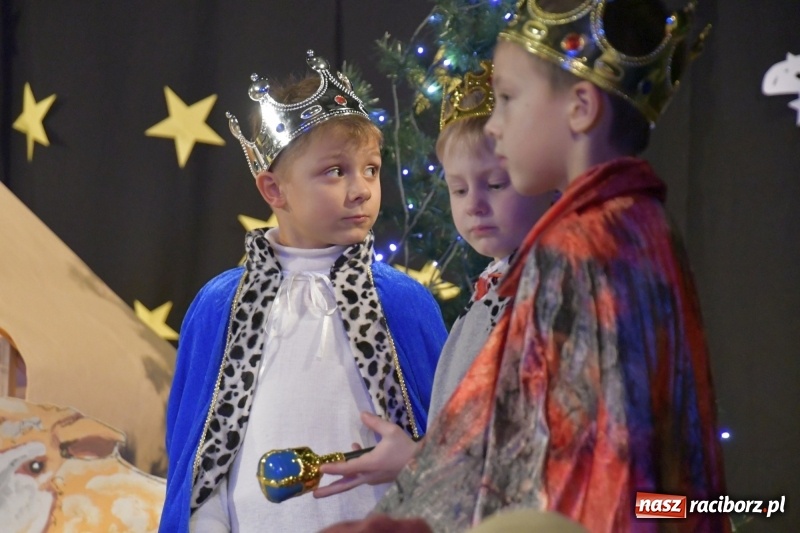 Zdjęcie w galerii na portalu naszraciborz.pl: Jasełka przedszkolaków Stokrotki na scenie Strzechy wiadomości z regionu