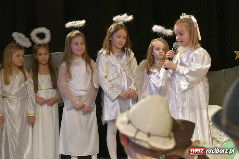 Zdjęcie w galerii na portalu naszraciborz.pl: Jasełka przedszkolaków Stokrotki na scenie Strzechy wiadomości z regionu