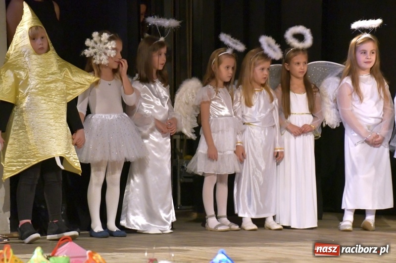 Zdjęcie w galerii na portalu naszraciborz.pl: Jasełka przedszkolaków Stokrotki na scenie Strzechy wiadomości z regionu