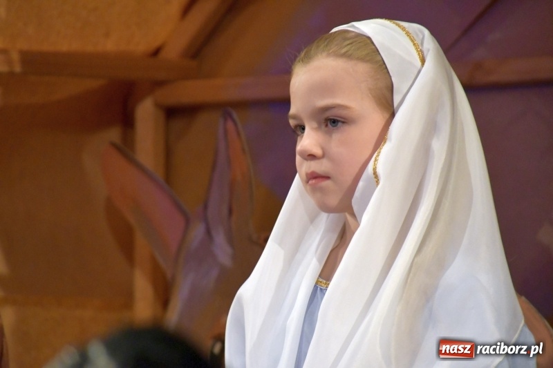 Zdjęcie w galerii na portalu naszraciborz.pl: Jasełka przedszkolaków Stokrotki na scenie Strzechy wiadomości z regionu