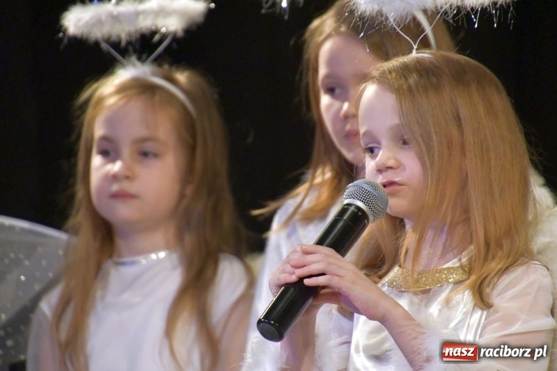 Zdjęcie w galerii na portalu naszraciborz.pl: Jasełka przedszkolaków Stokrotki na scenie Strzechy wiadomości z regionu
