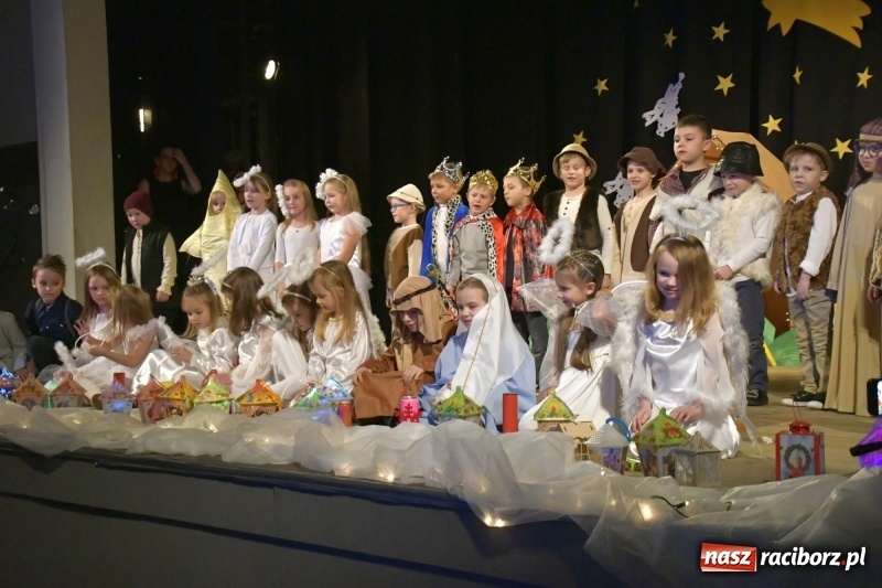 Zdjęcie w galerii na portalu naszraciborz.pl: Jasełka przedszkolaków Stokrotki na scenie Strzechy wiadomości z regionu