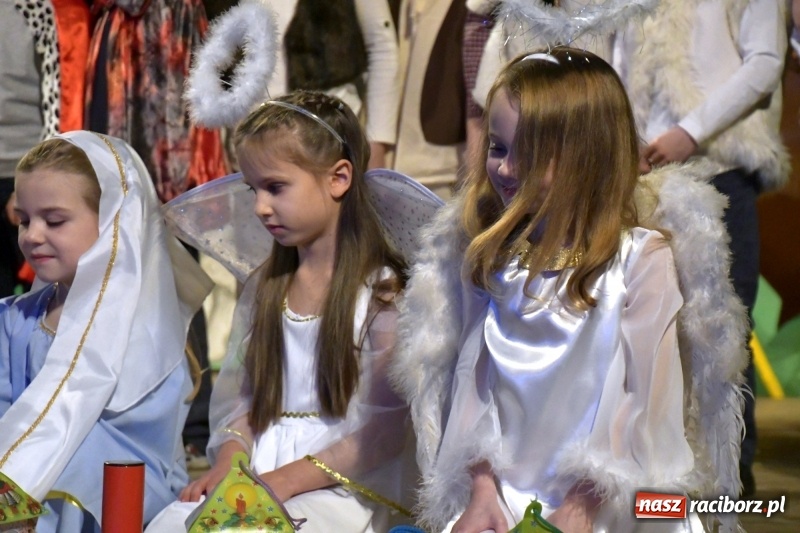Zdjęcie w galerii na portalu naszraciborz.pl: Jasełka przedszkolaków Stokrotki na scenie Strzechy wiadomości z regionu