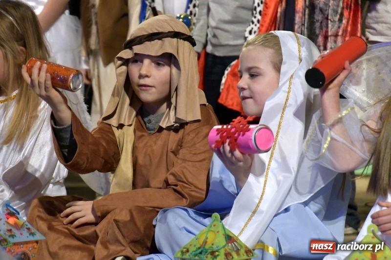 Zdjęcie w galerii na portalu naszraciborz.pl: Jasełka przedszkolaków Stokrotki na scenie Strzechy wiadomości z regionu