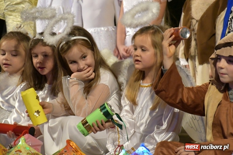 Zdjęcie w galerii na portalu naszraciborz.pl: Jasełka przedszkolaków Stokrotki na scenie Strzechy wiadomości z regionu
