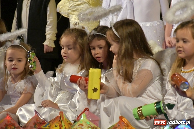 Zdjęcie w galerii na portalu naszraciborz.pl: Jasełka przedszkolaków Stokrotki na scenie Strzechy wiadomości z regionu