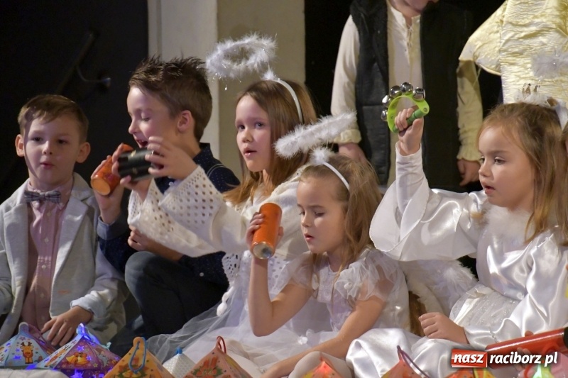 Zdjęcie w galerii na portalu naszraciborz.pl: Jasełka przedszkolaków Stokrotki na scenie Strzechy wiadomości z regionu