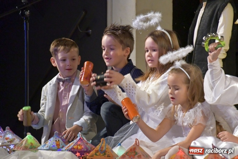 Zdjęcie w galerii na portalu naszraciborz.pl: Jasełka przedszkolaków Stokrotki na scenie Strzechy wiadomości z regionu