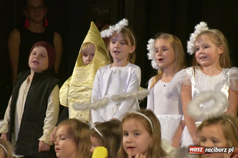 Zdjęcie w galerii na portalu naszraciborz.pl: Jasełka przedszkolaków Stokrotki na scenie Strzechy wiadomości z regionu