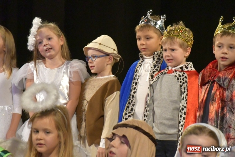 Zdjęcie w galerii na portalu naszraciborz.pl: Jasełka przedszkolaków Stokrotki na scenie Strzechy wiadomości z regionu