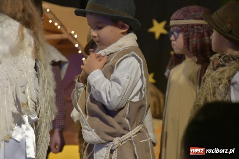 Zdjęcie w galerii na portalu naszraciborz.pl: Jasełka przedszkolaków Stokrotki na scenie Strzechy wiadomości z regionu