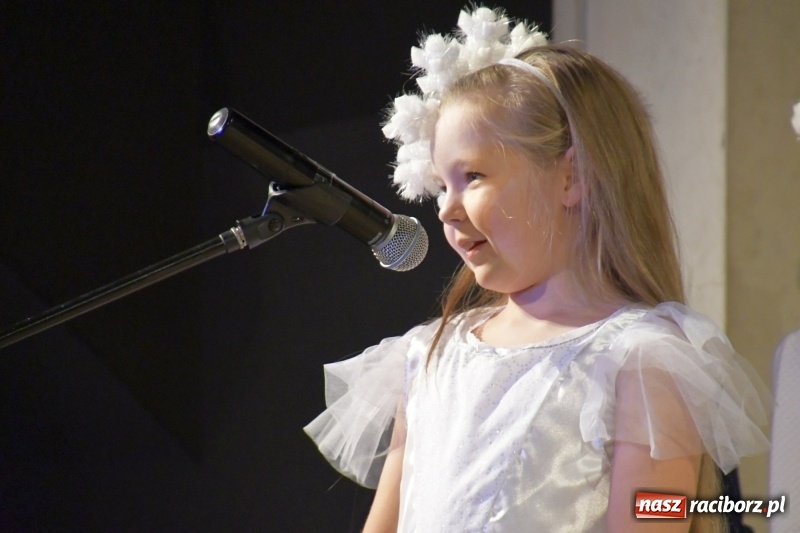 Zdjęcie w galerii na portalu naszraciborz.pl: Jasełka przedszkolaków Stokrotki na scenie Strzechy wiadomości z regionu