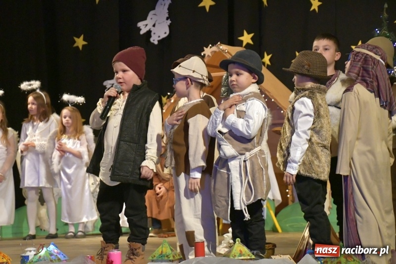 Zdjęcie w galerii na portalu naszraciborz.pl: Jasełka przedszkolaków Stokrotki na scenie Strzechy wiadomości z regionu