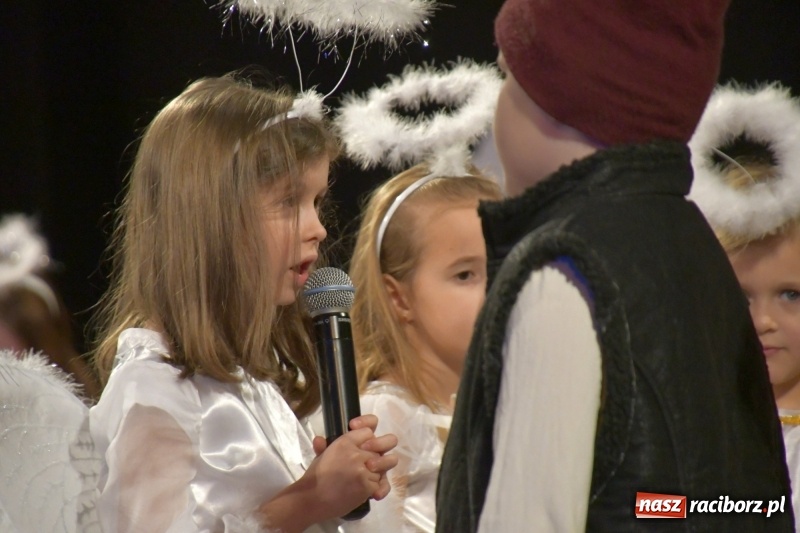 Zdjęcie w galerii na portalu naszraciborz.pl: Jasełka przedszkolaków Stokrotki na scenie Strzechy wiadomości z regionu