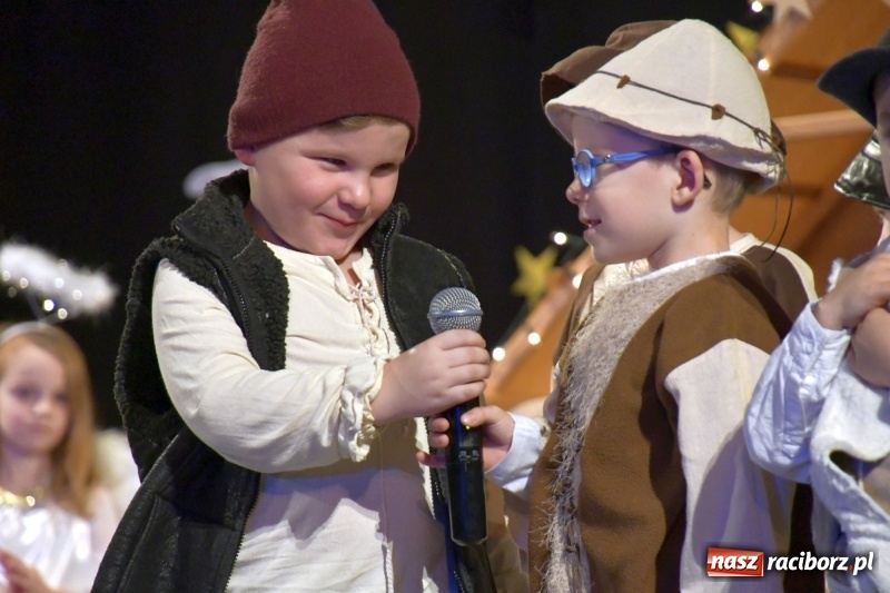 Zdjęcie w galerii na portalu naszraciborz.pl: Jasełka przedszkolaków Stokrotki na scenie Strzechy wiadomości z regionu