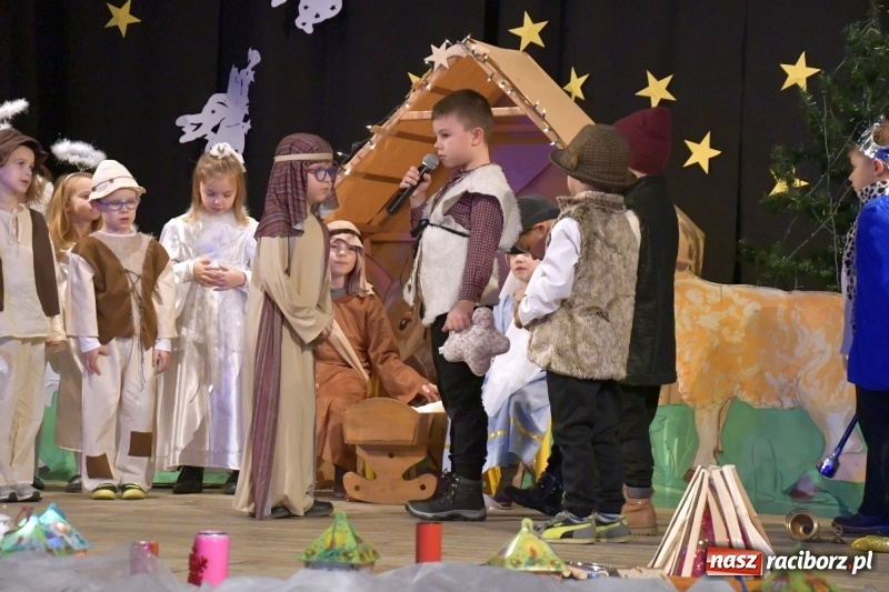 Zdjęcie w galerii na portalu naszraciborz.pl: Jasełka przedszkolaków Stokrotki na scenie Strzechy wiadomości z regionu