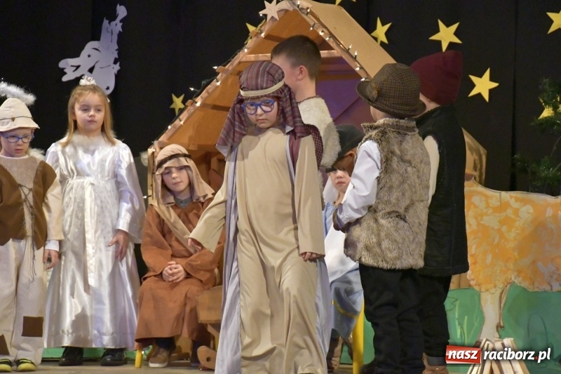 Zdjęcie w galerii na portalu naszraciborz.pl: Jasełka przedszkolaków Stokrotki na scenie Strzechy wiadomości z regionu