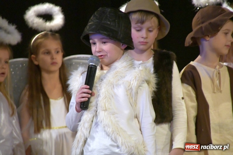 Zdjęcie w galerii na portalu naszraciborz.pl: Jasełka przedszkolaków Stokrotki na scenie Strzechy wiadomości z regionu