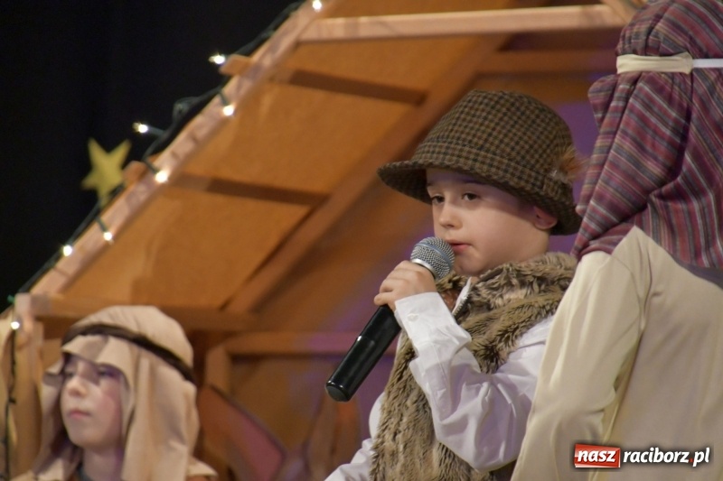Zdjęcie w galerii na portalu naszraciborz.pl: Jasełka przedszkolaków Stokrotki na scenie Strzechy wiadomości z regionu