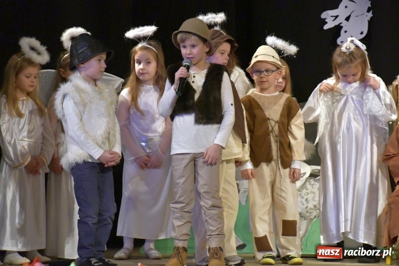 Zdjęcie w galerii na portalu naszraciborz.pl: Jasełka przedszkolaków Stokrotki na scenie Strzechy wiadomości z regionu
