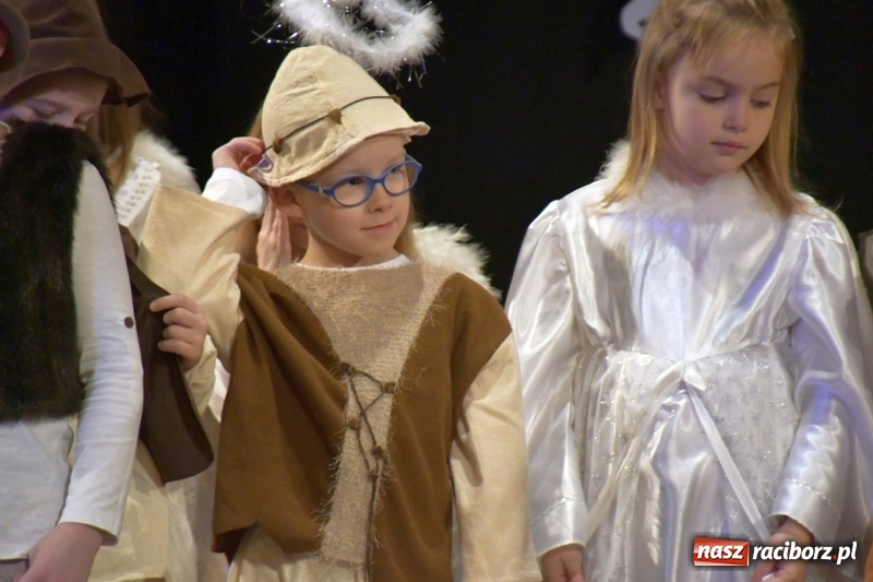 Zdjęcie w galerii na portalu naszraciborz.pl: Jasełka przedszkolaków Stokrotki na scenie Strzechy wiadomości z regionu