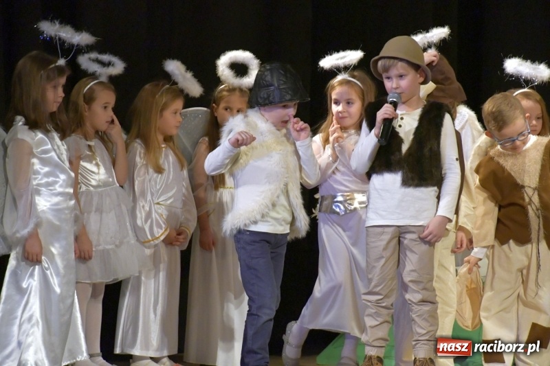 Zdjęcie w galerii na portalu naszraciborz.pl: Jasełka przedszkolaków Stokrotki na scenie Strzechy wiadomości z regionu